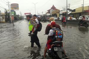 Jalan Kaligawe Semarang Masih 'Dikepung' Banjir
