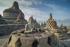 Libur Nataru, Borobudur Dihiasi Laba-laba Emas Raksasa