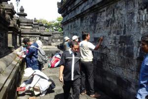 Ratusan Pelajar Bersihkan Candi Borobudur