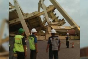 Kapal Kargo Tabrak 'Crane' Pelabuhan Tanjung Emas