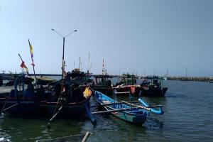 Gelombang Tinggi, Pendapatan Nelayan Cilacap Merosot