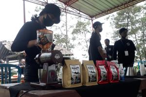 Pengunjung Ekowisata Kalitalang Klaten Disuguhi 1.000 Cup Kopi Petani Lokal