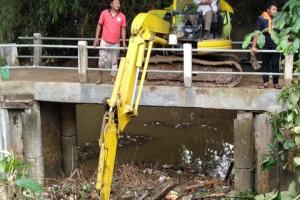 Cegah Banjir, BPBD Rembang Bersihkan Sampah di Sungai Sidorejo