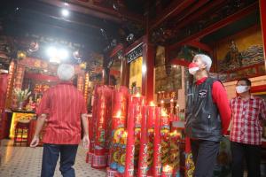 Cek Persiapan Perayaan Imlek di Kelenteng Tien Kok Sie, Ganjar: Prokes Bagus