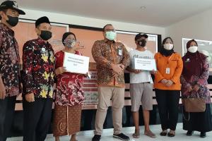 Pemkab Rembang Antarkan BPNT ke Rumah Penerima