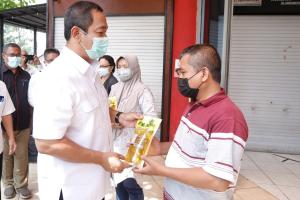 Pemkot Semarang Salurkan 5.400 Liter Minyak Goreng untuk Pedagang Pasar Bulu
