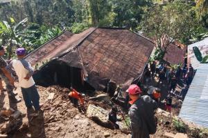 BPBD Pemalang Lakukan Aksi Tanggap Darurat Bencana Longsor di Desa Plakaran