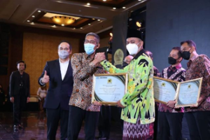 Gencar Promosikan Produk Lokal Unggulan, Bupati Pemalang Diganjar Penghargaan Kepala Daerah Inovatif