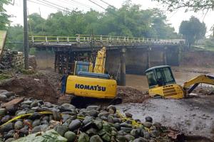 Siapkan Alat Berat, Pemprov Jateng Antisipasi Kerusakan Jalan Akibat Longsor dan Banjir