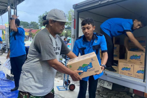 Bantu Korban Banjir Rob Ulujami, Perumda Tirta Mulia Pemalang Pasok Air Bersih