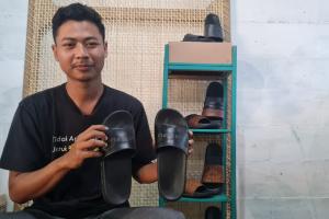 Promosi di #LapakGanjar, Produk Sandal UMKM Lokal Jepara Dikenal hingga Sumatera  