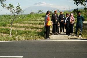 Ganjar Cek Langsung Perbaikan Jalan Jumo-Muntung Temanggung