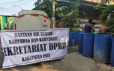 Sekretariat DPRD Pati kirim 10 tangki air bersih ke Tambahmulyo Jakenan