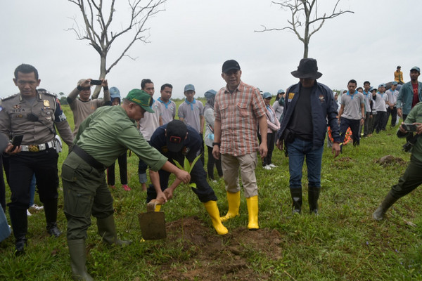 Warga Desa Padasari Tegal Tanam 4.000 Bibit Pohon