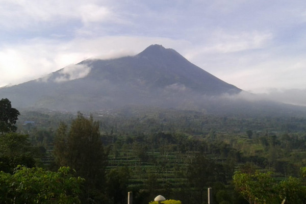 Merapi Keluarkan Lava, Masyarakat Diminta Tenang