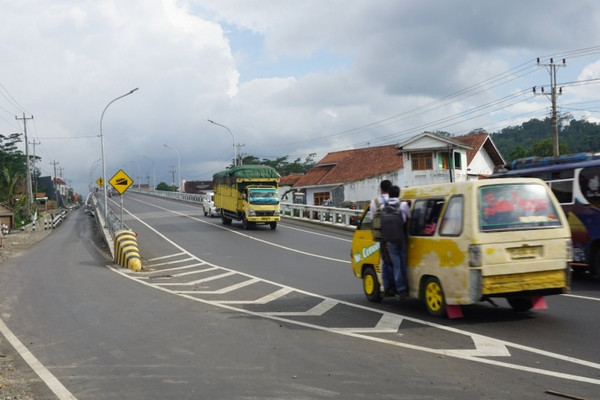 Truk Sumbu Ganda Dilarang Melintasi Jalan Layang Kretek