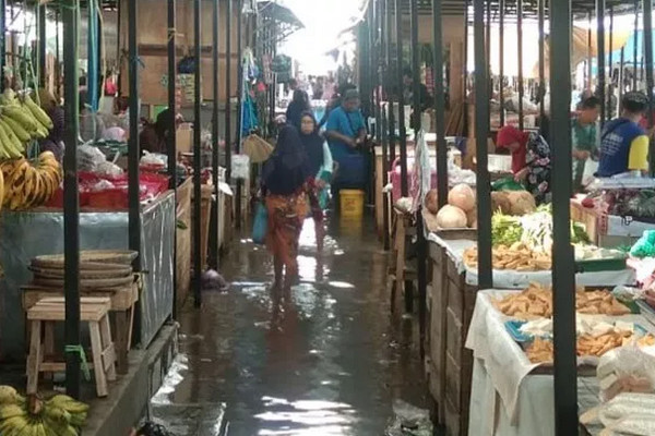 Pasar Darurat Sorogenan Pekalongan Masih Terendam Banjir