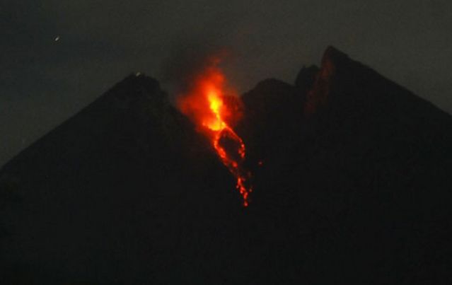 9 Kali Lava Pijar Berguguran dari Puncak Merapi