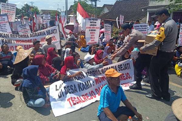Ribuan Warga Cepu Blokir Jalan Nasional