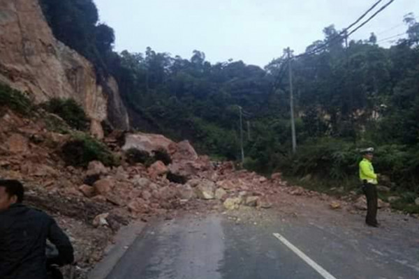 Longsor, Jalan Menuju Dieng Banjarnegara Putus