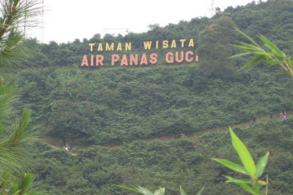 Pengelola Lokawisata Guci Kelimpungan Kelola Sampah