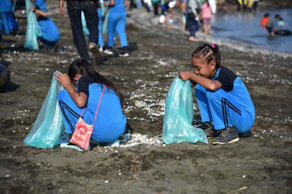 Pelajar dan Ormas Kendal Bersih-bersih Pantai