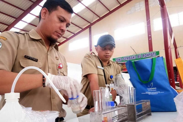 Petugas Dapati Panganan Berbahaya di Pasar Tobong