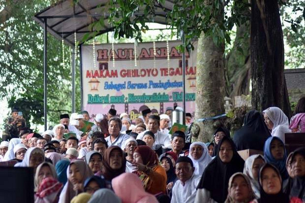 Warga Tegalsari Semarang Ikuti Haul Makam Giriloyo