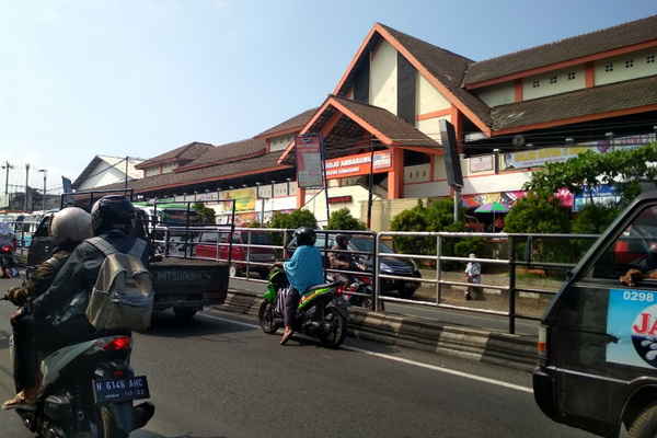Tersendat, Arus Lalu Lintas di Pasar Projo Semarang