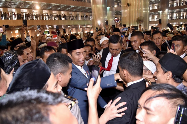 Mudik, Jokowi Bagikan Sembako kepada Warga Solo