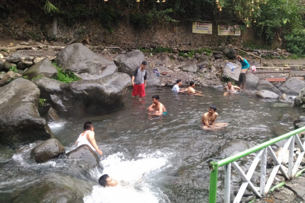 Suhu Air Panas di Lokawisata Guci Tegal Naik