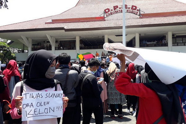 Giliran Mahasiswa Klaten-Kudus yang Berunjuk Rasa