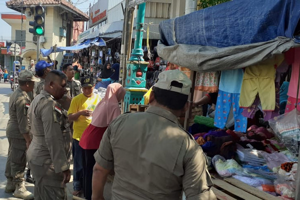 Satpol Pp Tegur Pkl Pasar Induk Brebes