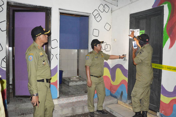 Segel Penutupan Tempat Karaoke di Demak Dirusak