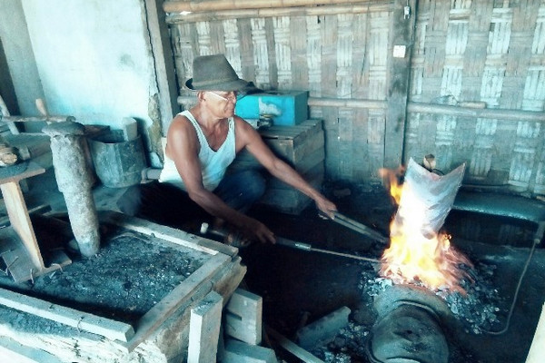  Pandai  Besi  Klaten Keluhkan Kebijakan Impor Cangkul