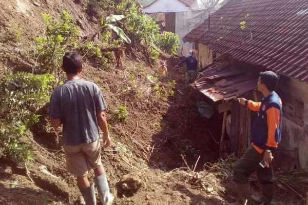 Dekat dengan Tebing, 50 Rumah di Cilacap Terancam Tertimpa Longsor