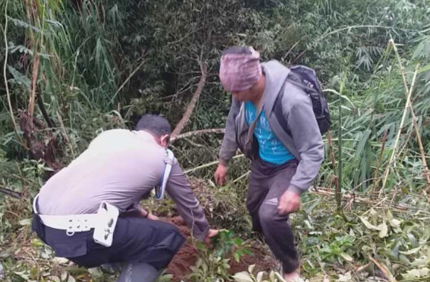 Polisi Bersama Petani Tanam Beringin di Lereng Gunung Sumbing