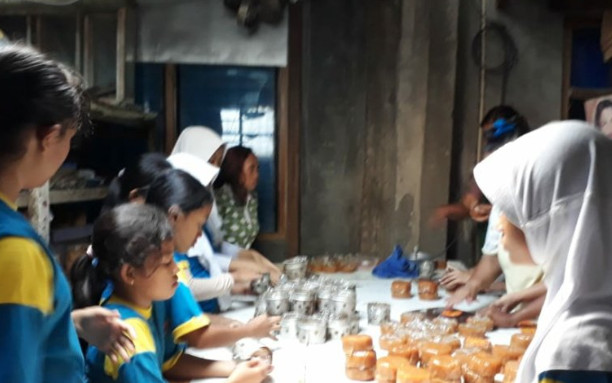 Menjelang Imlek Puluhan Siswa SD Surakarta Belajar membuat Kue Keranjang
