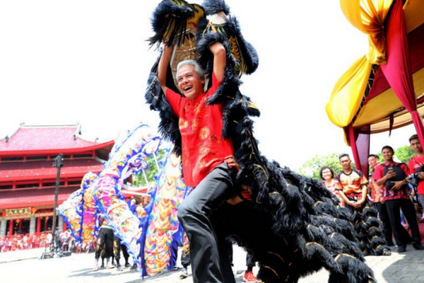 Hadiri Perayaan Imlek di Sam Poo Kong, Ganjar Mainkan Barongsai