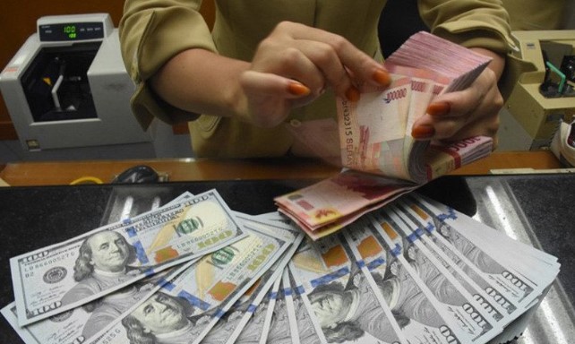 Virus Corona 'Menghantui', Nilai Tukar Rupiah Melemah