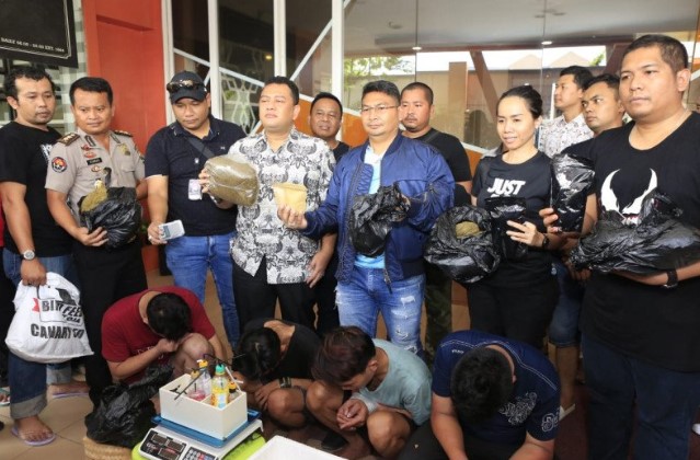 Polda Jatim Grebek Tempat Pembuatan Ganja Sintetis di Surabaya