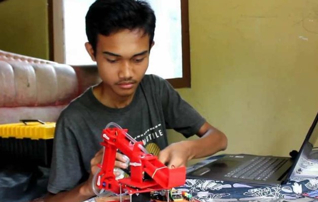 Pemuda di Purworejo Ciptakan Robot Pembuat Telur Dadar Secara Otodidak