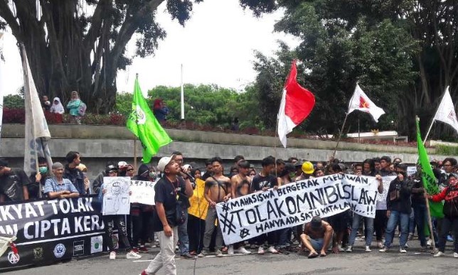 Ratusan Mahasiswa dan Buruh di Temanggung Bersatu Tolak Omnibus Law
