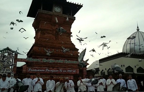 Pelepasan 485 Ekor Burung Merpati Menjadi Tanda  Perayaan Berdirinya Masjid  Menara 