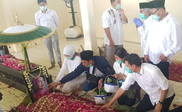 Presiden Jokowi Tinggalkan Pemakaman, Pelayat Serbu Pusaran Almarhumah Sudjiatmi