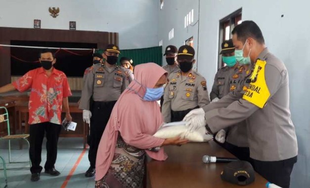 Polda Jateng Beri Bantuan Tunai Pada Rakyat Miskin di Temanggung Terdampak Covid-19