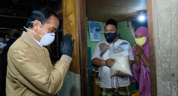 Presiden Blusukan Salurkan Bansos Di Tanjung Priok