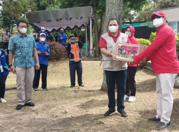 TNI AU Bagikan 450 Paket Sembako di Ambarawa Semarang