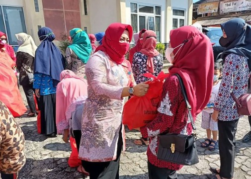 Seribu Anggota PKK Kabupaten Semarang Terima Sembako