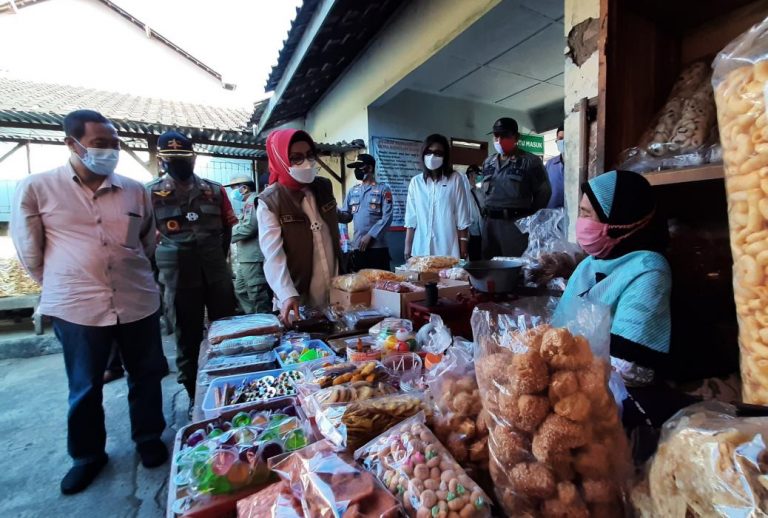 Disiplinkan Prokes Pedagang, Bupati Sukoharjo Sambang Pasar 2 Kali Sehari